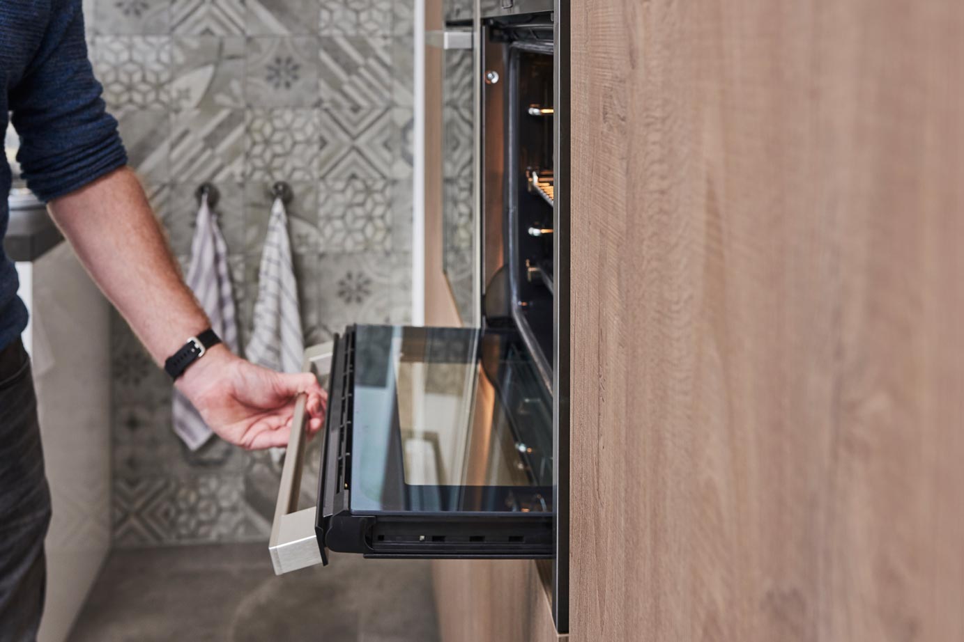 Moderne keuken met eiland, oven met inschuifbare deur