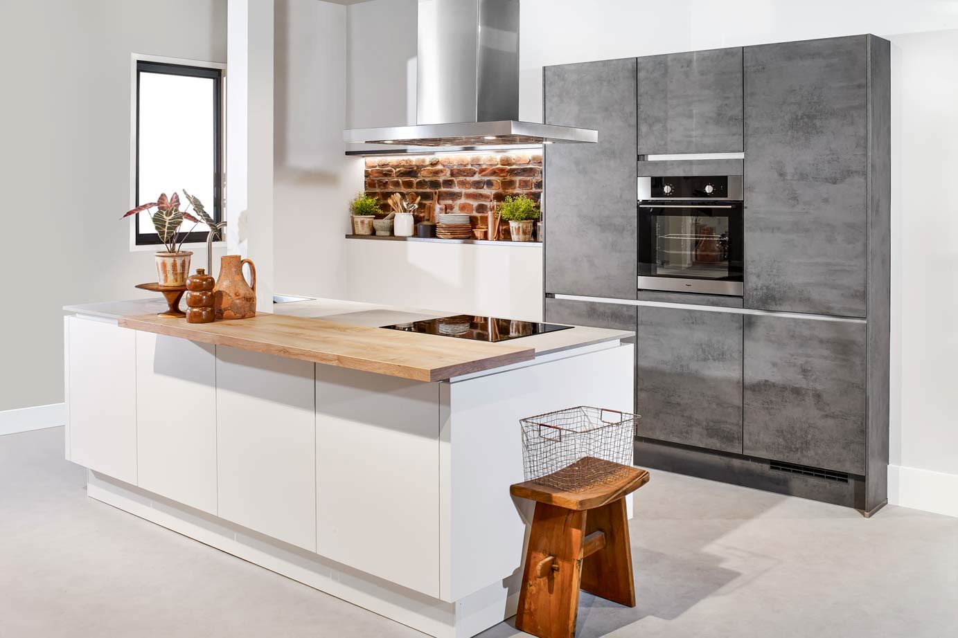 1 - Moderne eilandkeuken in twee kleuren