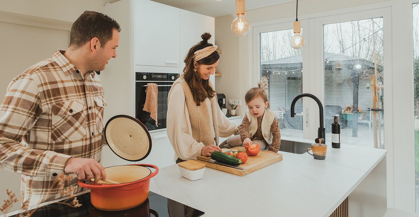 27 - Witte moderne keuken met schiereiland
