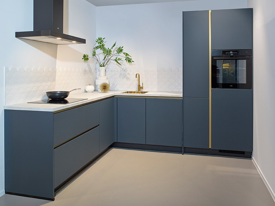Moderne blauwe hoekkeuken